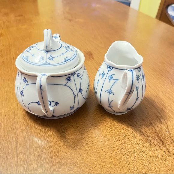 Blue and White Bavaria Vintage Covered Sugar and Cream Pitcher - Picture 9 of 9